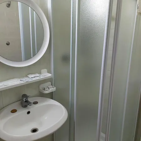 Domus Pacis Santa Chiara Casa Per Ferie 3* لوريتو